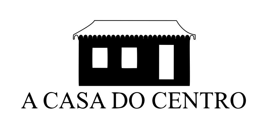 Um logotipo simples em preto e branco de uma casa com três janelas retangulares e um telhado recortado, acima do texto A CASA DO CENTRO em letras maiúsculas.