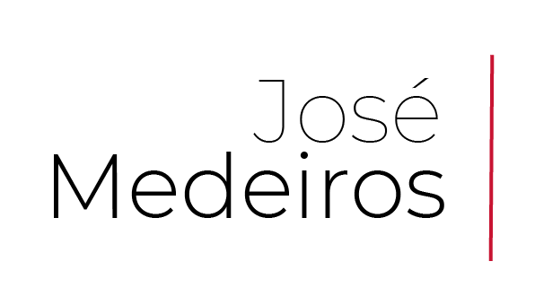 A imagem exibe o nome José Medeiros em texto preto em um fundo cinza claro, com uma linha vermelha vertical fina à direita do texto.