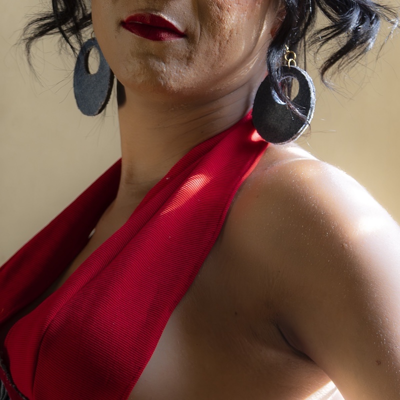 Uma mulher usando um vestido vermelho e brincos.